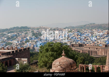 Jodhpur, Indien. Die blaue Stadt. Sandstein-Zinnen an das Mehrangarh Fort und die blau gestrichenen Häuser der Stadt. Stockfoto