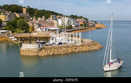 Die Royal Yacht Squadron am Eingang zur Medina River in Cowes auf der Isle Of Wight. Der berühmte Club ist 200 Jahre alt Stockfoto