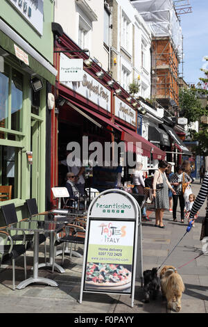 Regents Park Road in Primrose Hill mit seinen trendigen Cafés und Restaurants, London NW1 Stockfoto