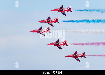 Fünf rote Pfeile in Bildung und Freigabe der Farben rot, weiß und blau Rauchen bei Airbourne (Eastbourne) 2015 Stockfoto