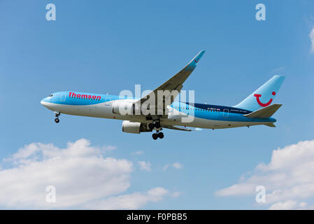 G-OBYH Thomson Airways Boeing 767-300 Flughafen Manchester England uk Abfahrten drehen Stockfoto