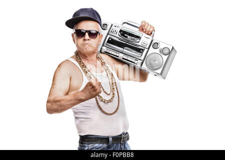 Reifer Mann in Hip-Hop-Outfit hält einen Ghetto-Blaster und schaut in die Kamera, die isoliert auf weißem Hintergrund Stockfoto