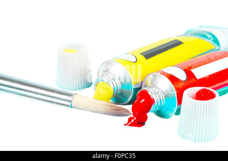 Acrylfarben mit Pinsel isoliert auf weißem Hintergrund Stockfoto
