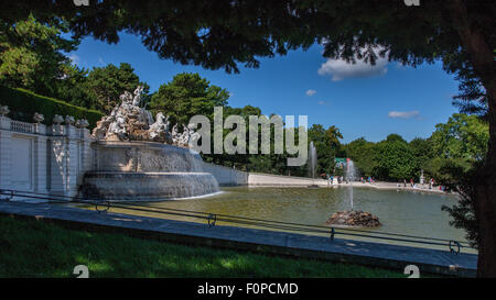 Neptun-Brunnen in Schoenbrunner Park, Schlosspark Schönbrunn, Wien, Österreich, Europa Stockfoto