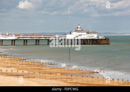 Der Pier und Strand, Eastbourne, East Sussex, England Stockfoto