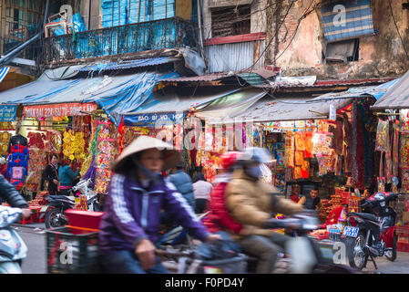 Altstadt von Hanoi Verkehr, Blick auf den Hauptverkehrsverkehr, der durch eine geschäftige Straße in der historischen Altstadt von Hanoi, Vietnam, strömt. Stockfoto