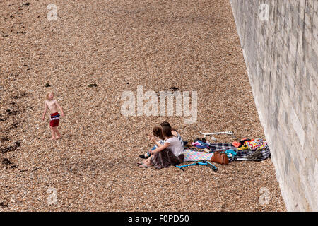 junge Menschen genießen Sie einen Tag an einem leeren Strand an den heißen Wänden alte Portsmouth England uk Stockfoto