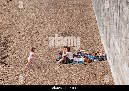 junge Menschen genießen Sie einen Tag an einem leeren Strand an den heißen Wänden alte Portsmouth England uk Stockfoto