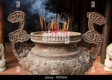 Urn Räucherstäbchen Vietnam, Blick auf Räucherstäbchen in einer dekorierten Urne sanft schwelend, Tran Quoc Pagoda, Hanoi, Vietnam Stockfoto