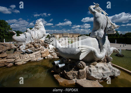 Schloss Schönbrunn und Gärten mit Neptun-Brunnen im Vordergrund, Wien, Österreich Stockfoto