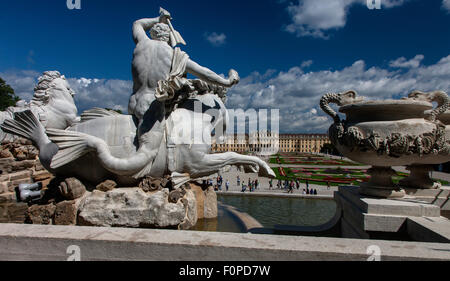 Schloss Schönbrunn und Gärten mit Neptun-Brunnen im Vordergrund, Wien, Österreich Stockfoto