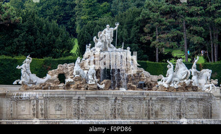 Neptun-Brunnen in Schoenbrunner Park, Schlosspark Schönbrunn, Wien, Österreich, Europa Stockfoto