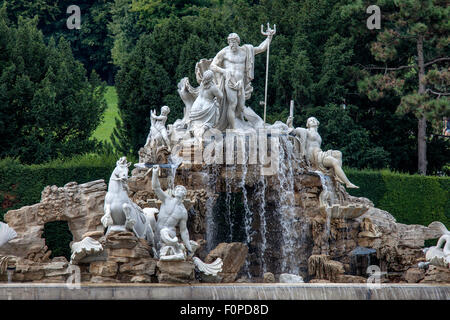 Neptun-Brunnen in Schoenbrunner Park, Schlosspark Schönbrunn, Wien, Österreich, Europa Stockfoto