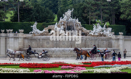 Neptun-Brunnen in Schoenbrunner Park, Schlosspark Schönbrunn, Wien, Österreich, Europa Stockfoto