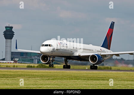 N709TW Delta Air Lines Boeing 757-200 Flughafen Manchester England uk Abfahrten drehen Stockfoto