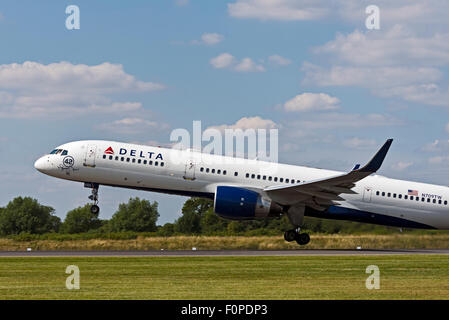 N709TW Delta Air Lines Boeing 757-200 Flughafen Manchester England uk Abfahrten drehen Stockfoto