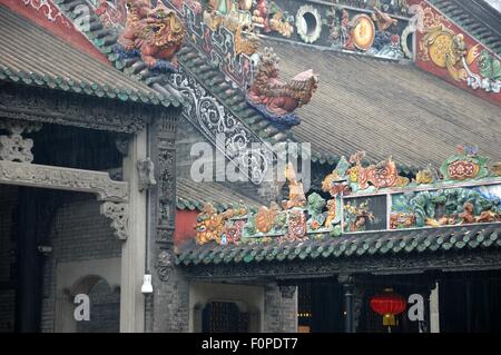 Historische Dächer in Chen Familie Tempel in Guangzhou, China. Dächer und Säulen mit bunten Dekorationen. Stockfoto