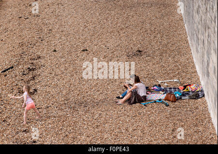 junge Menschen genießen Sie einen Tag an einem leeren Strand an den heißen Wänden alte Portsmouth England uk Stockfoto