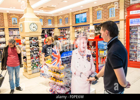 Lustig, Abgabe, die, Queen, grüßt, Touristen, im Tourist shop Outlet' glorreichen Großbritannien" Geschenke Shop. Abflughalle, Stansted Airport, London, Großbritannien Stockfoto