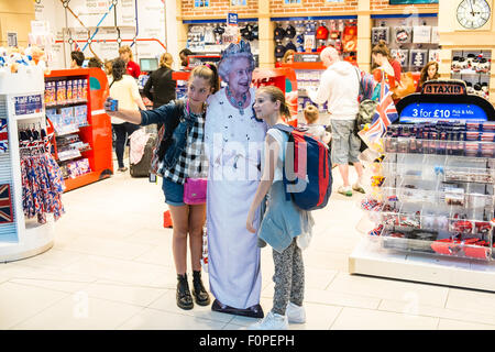 Lustig, Abgabe, die, Queen, grüßt, Touristen, im Tourist shop Outlet' glorreichen Großbritannien" Geschenke Shop. Abflughalle, Stansted Airport, London, Großbritannien Stockfoto