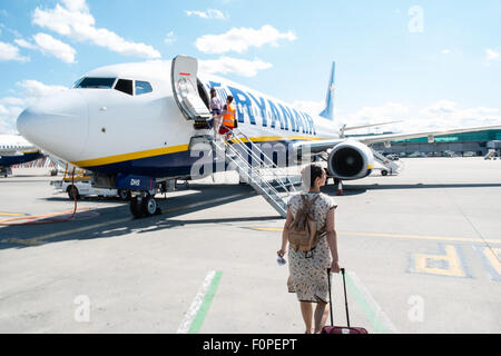 Frau mit Tragen auf Gepäck, Taschen, Gepäck, Boarding, Ryanair, Flug ab Stansted Airport, London nach Barcelona. Ryanair, London, Flug, Duty Free, Kabine. Stockfoto