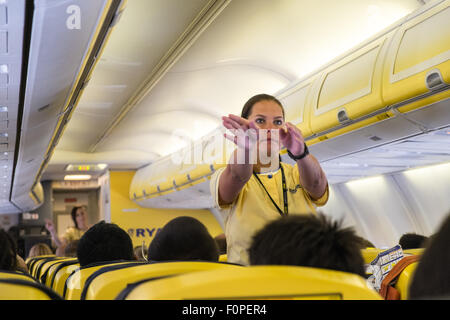 Pre-Flugsicherheit Demonstration. Innere des Ryanair-Flug vom Flughafen Stansted, London. Ryanair, London, Flug, Duty Free, Kabine. Stockfoto