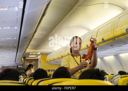 Pre-Flugsicherheit Demonstration. Innere des Ryanair-Flug vom Flughafen Stansted, London. Ryanair, London, Flug, Duty Free, Kabine. Stockfoto