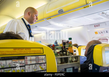 Flug, Telefonzentrale, Trinken, Alkohol, Getränke, Transportwagen. Interieur, Ryanair, Kabine, Flug ab Stansted Airport, London. Ryanair, London, Flug, Duty Free, Kabine. Stockfoto