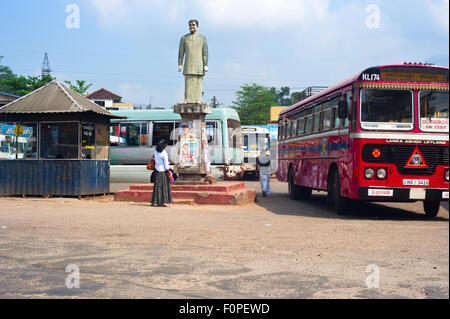 Die Leute an eine öffentliche Bushaltestelle. Stockfoto