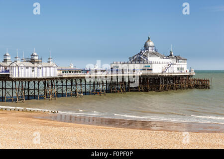 Der Pier und Strand, Eastbourne, East Sussex, England Stockfoto