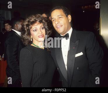 BRYANT GUMBEL mit Frau June Carlyn Baranco 1990.f9387. © Michael Ferguson/Globe Fotos/ZUMA Draht/ZUMA Draht/Alamy Live-Nachrichten Stockfoto