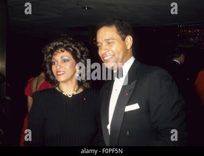 BRYANT GUMBEL mit Frau June Carlyn Baranco 1990.f9387. © Michael Ferguson/Globe Fotos/ZUMA Draht/ZUMA Draht/Alamy Live-Nachrichten Stockfoto