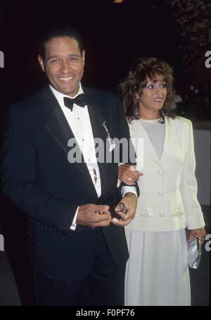 BRYANT GUMBEL mit Frau June Carlyn Baranco bei Cartier Gala, MET 1992.k0226sm. © Sonia Moskowitz/Globe Fotos/ZUMA Draht/ZUMA Draht/Alamy Live-Nachrichten Stockfoto