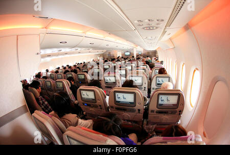 Dubai, Vereinigte Arabische Emirate - 27. März 2012: Reisende sitzen im Inneren des Flugzeugs vor dem Take-off Blick auf die Stockfoto