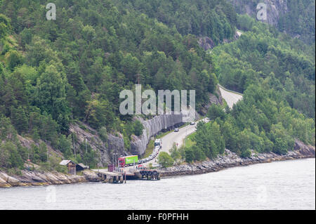 LKW, Pkw und andere Kraftfahrzeuge warten auf einen Fährhafen, eine Fähre um den Geirangerfjord in Norwegen zu überqueren. Stockfoto