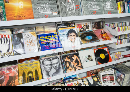 Second hand Ware zum Verkauf an diesem 'Seconds' Shop in Terrassa, in der Nähe von Barcelona, Katalonien, Spanien. Stockfoto