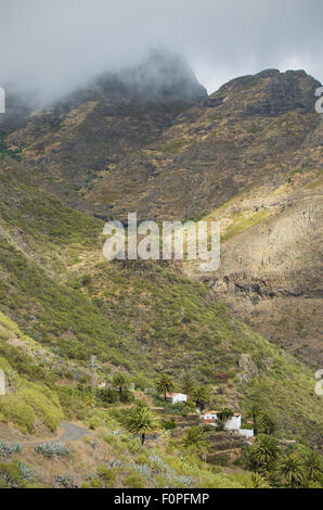 Panoramablick von Masca Dorf und die Berge an einem bewölkten Tag in Teneriffa, Spanien. Stockfoto