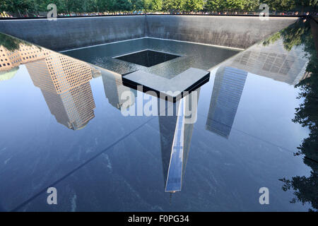 Memorial Fountain und Reflexionen des One World Trade Center im Vordergrund in New York City Stockfoto