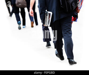 Pendler Fuß zur Arbeit. Von hinten betrachtet und isoliert auf weißem Hintergrund. Stockfoto