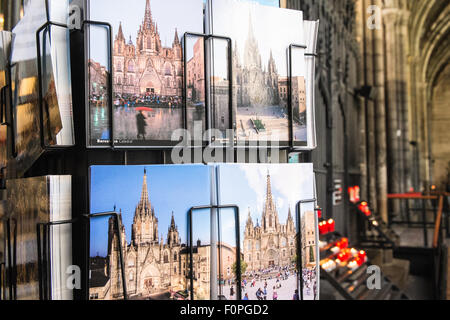 Postkarten zum Verkauf an Souvenirladen in Klöstern in der Kathedrale von Barcelona, Barri Gotic, Katalonien, Spanien Stockfoto