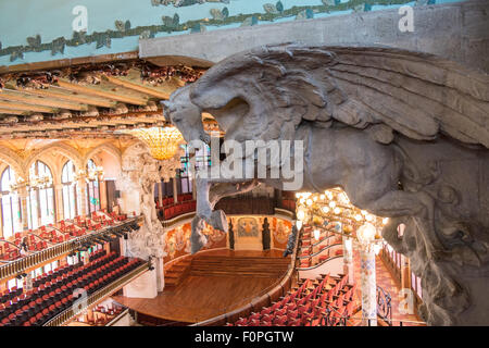 Berühmte bunte Glaskuppel und Innere des Palau De La Musica Catalana, Palast der katalanischen Musik, Barcelona, Spanien Stockfoto