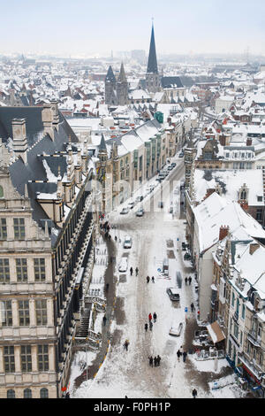 Belfortstraat, eine Straße im zentralen Gent, Belgien, bedeckt im Winter mit Schnee. Stockfoto