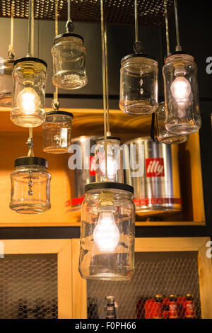 Artisa Café Shop Verkauf leckeres Eis, Eis, Churros con chocolate, Food-Snacks am Placa Reial aus La Rambla, Barcelona. Stockfoto