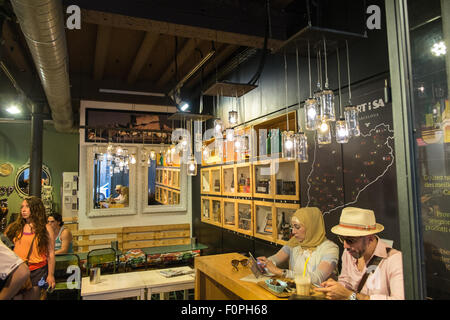 Artisa Café Shop Verkauf leckeres Eis, Eis, Churros con chocolate, Food-Snacks am Placa Reial aus La Rambla, Barcelona. Stockfoto