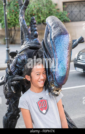 Tourist-Pose mit menschlichen Statue Straßenkünstlern Strasse La Rambla, La Ramblas, Barcelona, Katalanisch, Katalonien, Spanien. Stockfoto