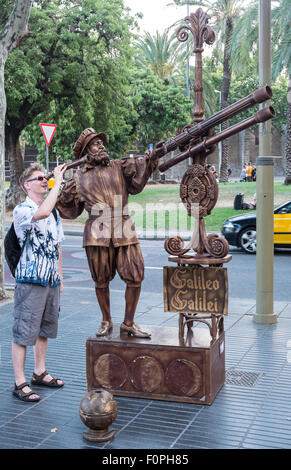 Touristische Pose mit menschlichen Statue, Stand still, Künstler Street Entertainer, entlang La Rambla, La Ramblas, Straße, Barcelona, Katalanisch, Katalonien, Spanien Stockfoto