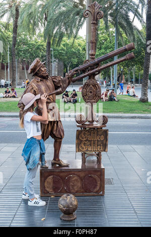 Touristische posieren mit menschlichen Statue street Entertainer, Gaukler, Entertainer neben La Rambla, La Ramblas, Straße, Barcelona, Katalonien, Katalonien, Spanien. Spanisch. Stockfoto