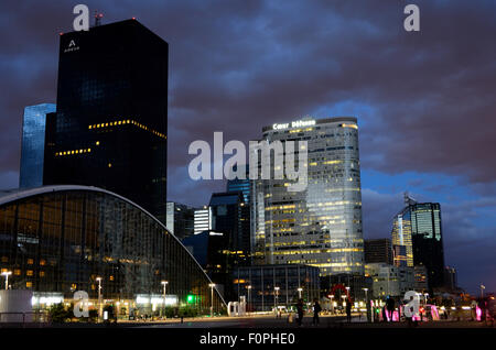 Das Geschäftsviertel La Défense in Paris im Bild in der Nacht. Stockfoto