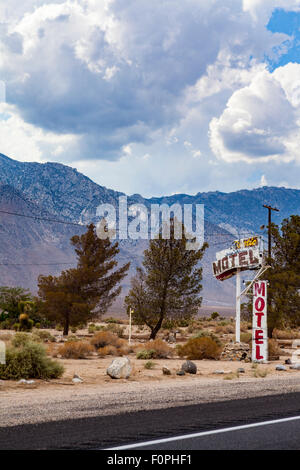 Das rustikal-Motel entlang der California Highway 395 unterhalb der schönen Sierra Nevada Bergkette gefunden. Stockfoto