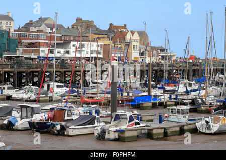 Boote im Hafen Hafen bei Ebbe, Bridlington, East Yorkshire, England, UK. Stockfoto